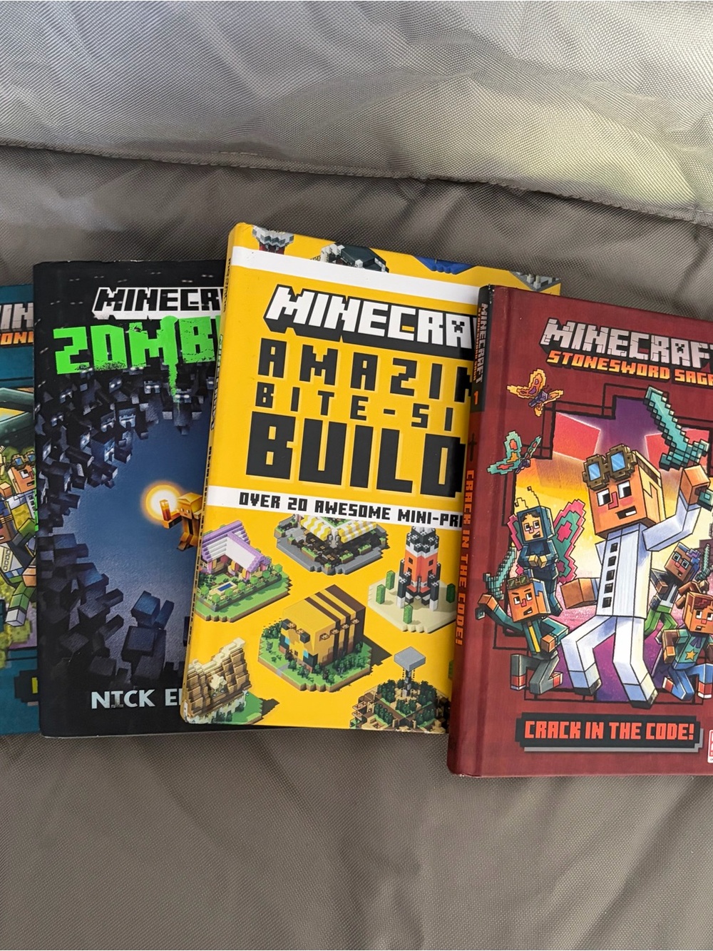 Minecraft Amazing Bite-Sized Builds - Yellow Hardcover Book